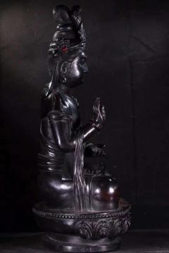 【晚清 紫檀木 观音 摆件】尺寸：高48cm 长26cm 宽21cm 重：5.25千克  藏品取名贵紫檀木为材，木中帝王，密度极高，特有的牛毛纹精美，雕刻观音，开脸祥和，目光向下，慈悲众生，呈坐姿状，身姿优雅，衣饰线条流畅清晰，雕刻技法娴熟