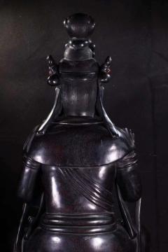 【晚清 紫檀木 观音 摆件】尺寸：高48cm 长26cm 宽21cm 重：5.25千克  藏品取名贵紫檀木为材，木中帝王，密度极高，特有的牛毛纹精美，雕刻观音，开脸祥和，目光向下，慈悲众生，呈坐姿状，身姿优雅，衣饰线条流畅清晰，雕刻技法娴熟