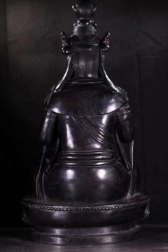 【晚清 紫檀木 观音 摆件】尺寸：高48cm 长26cm 宽21cm 重：5.25千克  藏品取名贵紫檀木为材，木中帝王，密度极高，特有的牛毛纹精美，雕刻观音，开脸祥和，目光向下，慈悲众生，呈坐姿状，身姿优雅，衣饰线条流畅清晰，雕刻技法娴熟