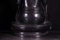 【晚清 紫檀木 观音 摆件】尺寸：高48cm 长26cm 宽21cm 重：5.25千克  藏品取名贵紫檀木为材，木中帝王，密度极高，特有的牛毛纹精美，雕刻观音，开脸祥和，目光向下，慈悲众生，呈坐姿状，身姿优雅，衣饰线条流畅清晰，雕刻技法娴熟