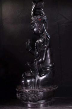 【晚清 紫檀木 观音 摆件】尺寸：高48cm 长26cm 宽21cm 重：5.25千克  藏品取名贵紫檀木为材，木中帝王，密度极高，特有的牛毛纹精美，雕刻观音，开脸祥和，目光向下，慈悲众生，呈坐姿状，身姿优雅，衣饰线条流畅清晰，雕刻技法娴熟