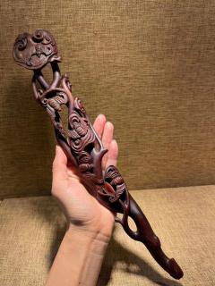 灵芝如意  极品老料xj如意 尺寸：350x60x25mm 160.6克 极品老料xj雕灵芝如意，选料考究，角质优异，造型别致好看，镂空雕刻，耗损多讲求工艺，馆藏级别，收藏之选，推荐入手。