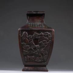 老沉香山子人物故事赏瓶。 规格：高13.3cm 宽13cm 重545g 取材纯正沉香木雕制，浮雕山石、树木、人物、房屋俱全，层次感好，油份足，乾隆御制款。