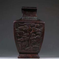 老沉香山子人物故事赏瓶。 规格：高13.3cm 宽13cm 重545g 取材纯正沉香木雕制，浮雕山石、树木、人物、房屋俱全，层次感好，油份足，乾隆御制款。