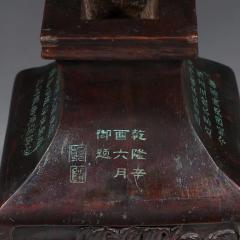 老沉香山子人物故事赏瓶。 规格：高13.3cm 宽13cm 重545g 取材纯正沉香木雕制，浮雕山石、树木、人物、房屋俱全，层次感好，油份足，乾隆御制款。