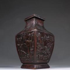 老沉香山子人物故事赏瓶。 规格：高13.3cm 宽13cm 重545g 取材纯正沉香木雕制，浮雕山石、树木、人物、房屋俱全，层次感好，油份足，乾隆御制款。