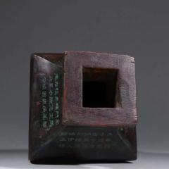 老沉香山子人物故事赏瓶。 规格：高13.3cm 宽13cm 重545g 取材纯正沉香木雕制，浮雕山石、树木、人物、房屋俱全，层次感好，油份足，乾隆御制款。