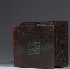 老沉香山子人物故事赏瓶。 规格：高13.3cm 宽13cm 重545g 取材纯正沉香木雕制，浮雕山石、树木、人物、房屋俱全，层次感好，油份足，乾隆御制款。