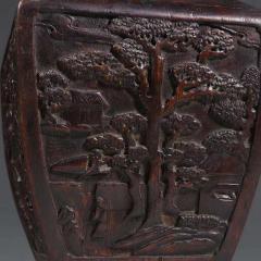 老沉香山子人物故事赏瓶。 规格：高13.3cm 宽13cm 重545g 取材纯正沉香木雕制，浮雕山石、树木、人物、房屋俱全，层次感好，油份足，乾隆御制款。