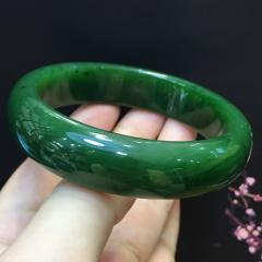 【精品碧玉手镯】 特价：5500 规格：约60x16x8mm 天然碧玉宽版手镯，老料，菠菜绿色，颜色正绿，油润光泽，料子细腻温润，水头好，厚度适中，条形优美自然，上手效果佳，性价比高。