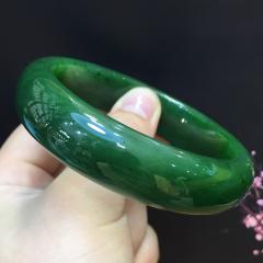 【精品碧玉手镯】 特价：5500 规格：约60x16x8mm 天然碧玉宽版手镯，老料，菠菜绿色，颜色正绿，油润光泽，料子细腻温润，水头好，厚度适中，条形优美自然，上手效果佳，性价比高。