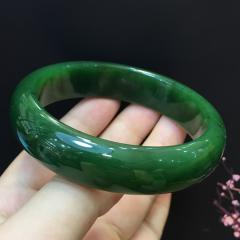 【精品碧玉手镯】 特价：5500 规格：约60x16x8mm 天然碧玉宽版手镯，老料，菠菜绿色，颜色正绿，油润光泽，料子细腻温润，水头好，厚度适中，条形优美自然，上手效果佳，性价比高。