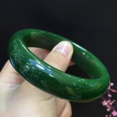 【精品碧玉手镯】 特价：5500 规格：约60x16x8mm 天然碧玉宽版手镯，老料，菠菜绿色，颜色正绿，油润光泽，料子细腻温润，水头好，厚度适中，条形优美自然，上手效果佳，性价比高。