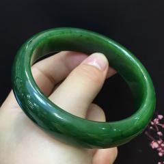 【精品碧玉手镯】 特价：5500 规格：约60x16x8mm 天然碧玉宽版手镯，老料，菠菜绿色，颜色正绿，油润光泽，料子细腻温润，水头好，厚度适中，条形优美自然，上手效果佳，性价比高。