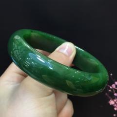 【精品碧玉手镯】 特价：5500 规格：约60x16x8mm 天然碧玉宽版手镯，老料，菠菜绿色，颜色正绿，油润光泽，料子细腻温润，水头好，厚度适中，条形优美自然，上手效果佳，性价比高。