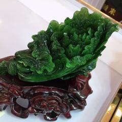 新货，碧玉摆件白菜，寓意《百财》正宗菠菜绿冰底老坑料，玉质油润细腻，有黑点一点不影响美观，配高端底座一套4880不议价，裸石尺寸约218/115/65送人自留大气上档次