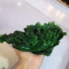 新货，碧玉摆件白菜，寓意《百财》正宗菠菜绿冰底老坑料，玉质油润细腻，有黑点一点不影响美观，配高端底座一套4880不议价，裸石尺寸约218/115/65送人自留大气上档次