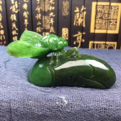 极品菠菜绿一鸣惊人，这一款的特点，就是雕工太精致了，栩栩如生，特别逼真～和田碧玉的老坑料，想找都找不到的品质，多牛啊，今天这一款才2999让你知道什么叫做批发，推荐～