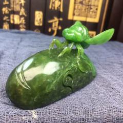 极品菠菜绿一鸣惊人，这一款的特点，就是雕工太精致了，栩栩如生，特别逼真～和田碧玉的老坑料，想找都找不到的品质，多牛啊，今天这一款才2999让你知道什么叫做批发，推荐～