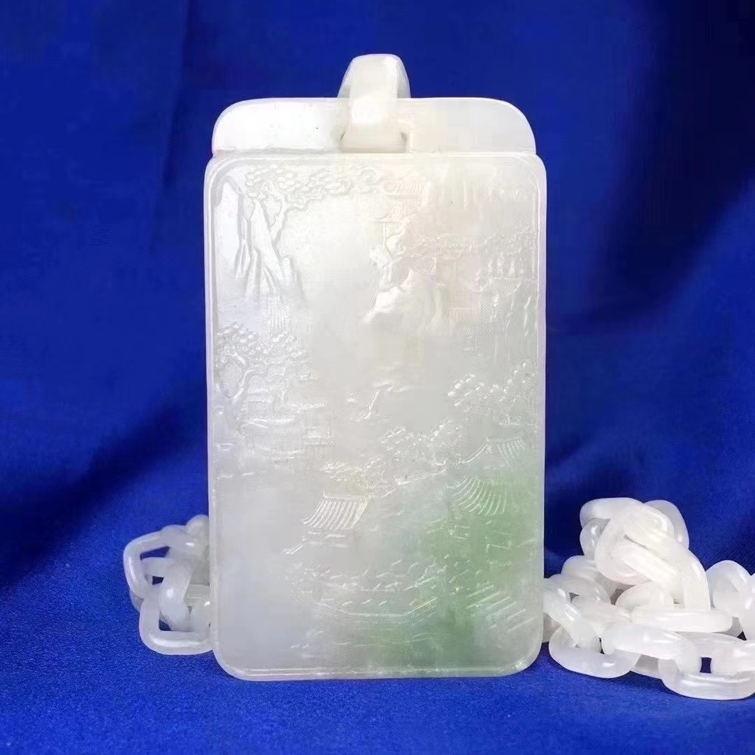 极品和田白玉一体链。超级油润细腻，不惜重金打造一体链式吊牌 好料配好工！一抹翠青更加迷人！白玉带翠 价值翻倍！白玉带绿 万年不遇啊！尺寸：76*45*11mm。今天特价2000拼手速！