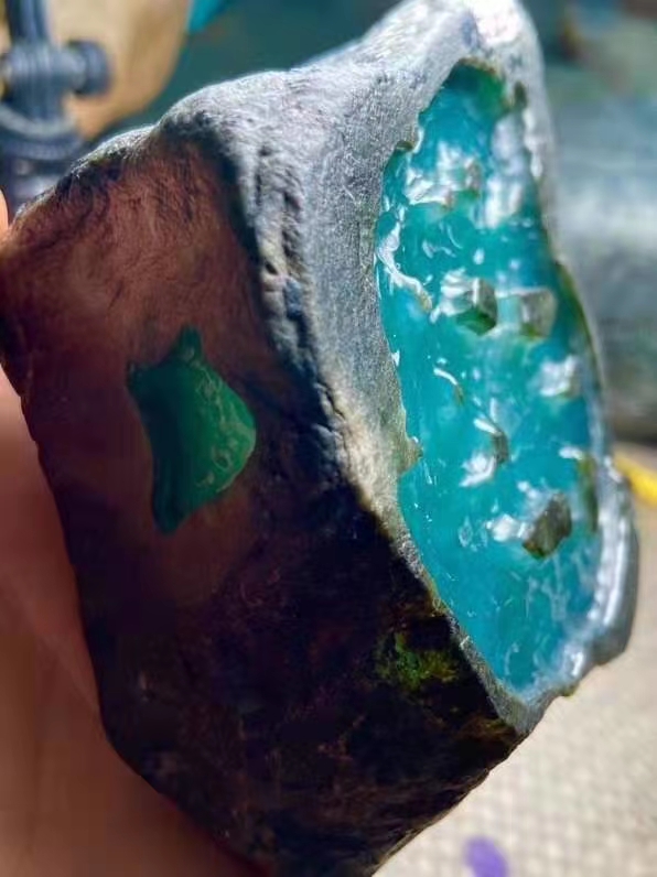 老帕敢戒面级冰种蓝晴底手镯料，1.04公斤，完美无裂 敞口正 大面积完美开窗 随便切大涨的料子 出戒面级蓝晴手镯 收藏级别 私聊尺寸：14-9-5cm 