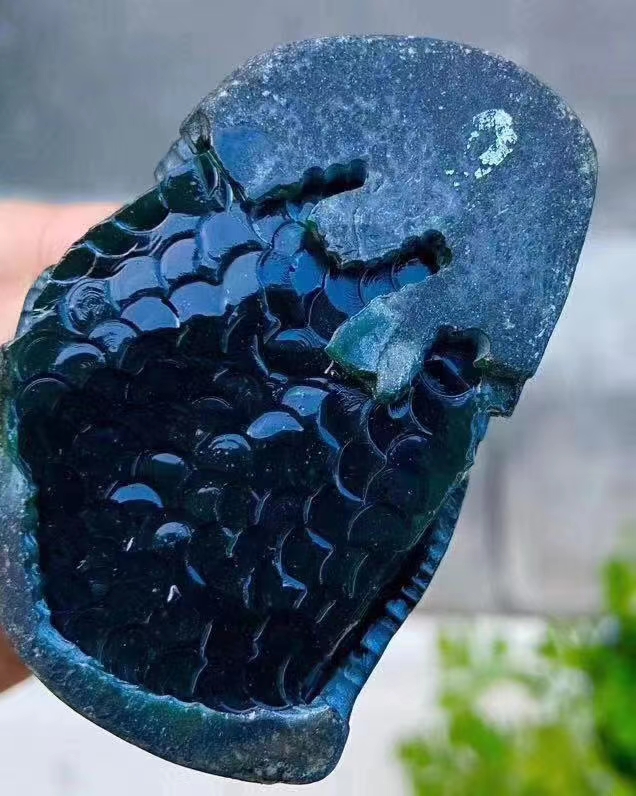 南齐戒面级冰种墨翠，220克，收藏级别 黑度十足 戒面级品质 冰种墨翠 打灯色正 整个完美无裂扒皮取件 出戒面成品多多 值得收藏 速度秒杀 尺寸：6.5-4-4cm