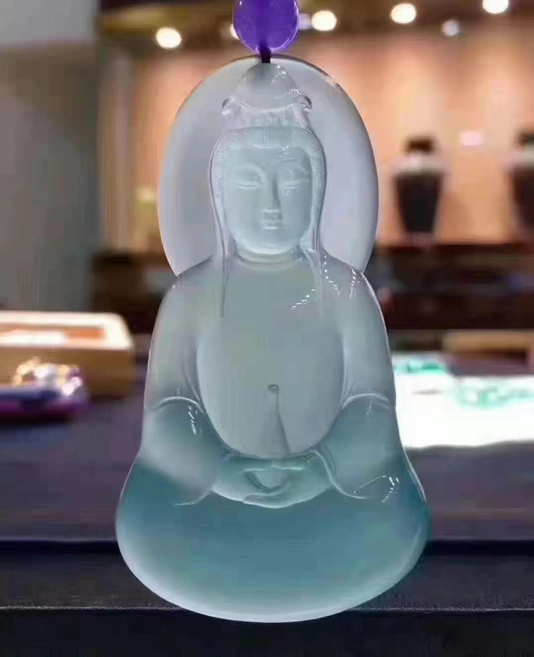 普及一下翡翠概念： 1、翡翠是珍惜矿物产品（不可再生矿物资源） 2、翡翠是首饰装饰品（翡翠颜色在宝石中最安全） 3、翡翠是时尚流行行品（男女老少皆可佩戴） 4、翡翠是艺术鉴赏品（代表文化内涵） 5、翡翠是收藏珍藏品（性质稳定，容易保存收藏）