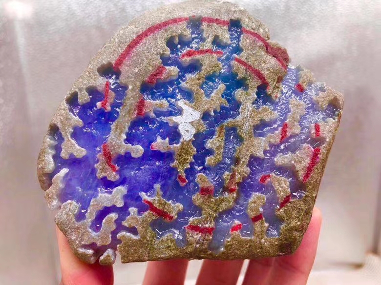 极品帝王紫   莫西沙冰种帝王级皇家紫罗兰手镯料 0.75公斤 10-10-7cm 已经绝种的老坑料 皮壳特别完美 皇家收藏紫 全身达冰 大面积开窗 超级紫 肉化冰 胶感十足 高品质戒面档次 完美大圈口手镯 正装大牌多个直接取 打灯通透怼穿