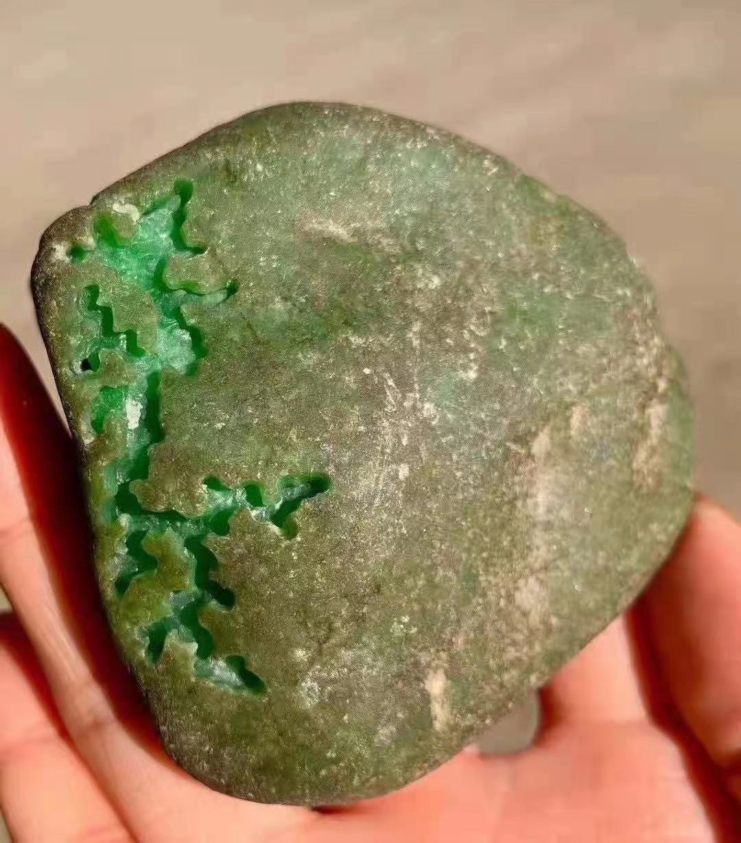 199克、7*6.5*2.5cm、后江精品阳绿色料牌子挂件料、超大面积开窗、种老色阳、皮壳完整无裂、全是水头好压灯通透、阳绿、整块满色、不要错过