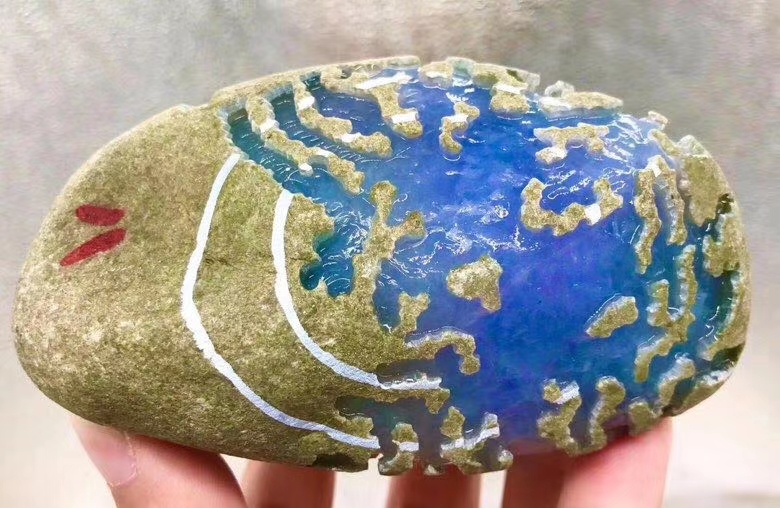 极品帝王紫   老莫西沙高冰帝王级鸽子蛋戒面紫手镯料 0.8公斤 12-9-7cm  已经绝种的老坑料 皮壳特别完美 皇家收藏紫 全身到冰 极品网红紫 直接做货 想扣鸽子蛋戒面的来 大面积开窗 超级帝王紫 肉化冰 胶感十足 完美大圈口手镯 