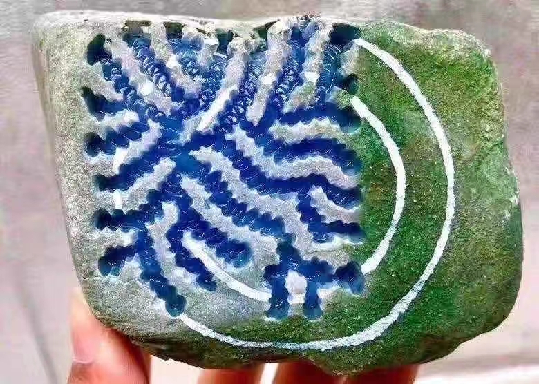 实力帝王紫   老坑会卡极品帝王冰紫戒面级高品质手镯料 1.26公斤 10-10-8cm 罕见的老沙皮 种老掉牙 皮壳紧实 品相完整 这么紫的颜色不多见 肉化冰  种水色极佳 全方位大开窗 牌子吊坠直接取 紫色超级浓 肉细腻 水汪汪