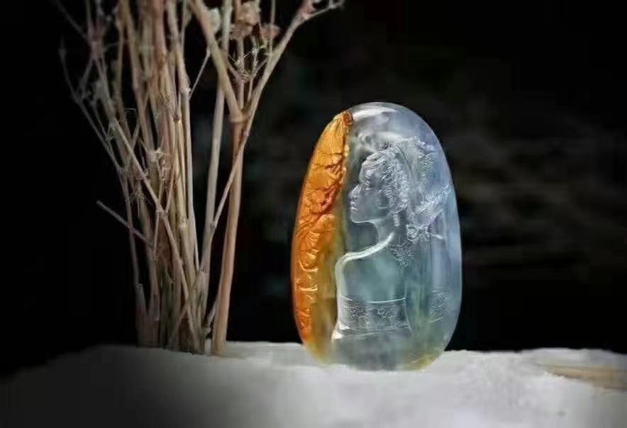 一对俏色巧雕的美人儿~把原石发挥设计的淋漓尽致啊