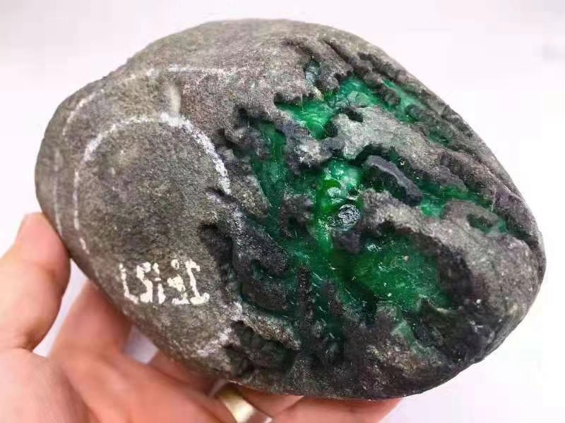 JF2139号1.7公斤莫西沙大面积开窗冰阳绿满色手镯色料，料子品相极佳，皮壳沙粒紧，开窗面积大，色相当辣，种极老，肉质相当干净，水头充足，可赌满色手镯，性价比高的料子，尺寸16*10*6cm