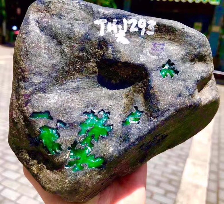 实力货！Y2808    莫弯基极品阳绿手镯料  2.05公斤    尺寸：16-9-9cm 皮壳工整扎实，翻沙均匀，1条带子围绕全身，开窗冰阳绿，肉细腻，开窗色阳色辣，种老胶感好，打灯水汪汪，色辣眼睛，品质可达戒面级，擦口戒面挂件已有