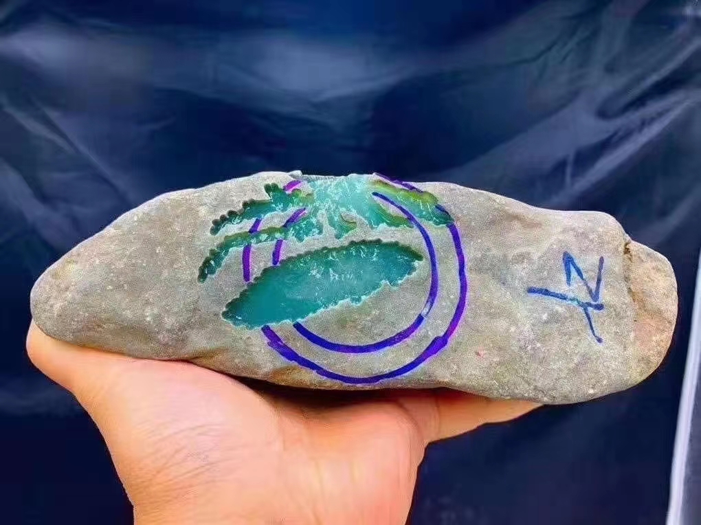 YK1570精品老坑莫莫亮开窗冰晴果冻肉质手镯料，重1.6公斤，尺寸20*7*6CM，种好水长沙细皮壳紧，品相完美，肉质细腻，料子压手，皮壳完整，荧光足，果冻肉质，全身多处开窗，牌子挂件有了，手镯几率大，胶感足，冰感强烈，底色浓，冰味十足，