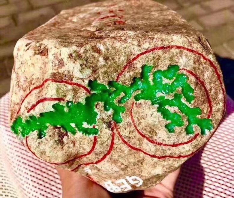 实力货S608 老坑木纳高冰种帝王品质正宗冰阳绿戒面级满色手镯料 6.68公斤 22-16-13cm 正宗老坑黄皮木纳 罕见的老皮壳 全身化冰 雾下全是满色 冰阳绿 一条大色带环绕 龙头处开窗 覆盖两只手镯 色超级绿 大牌多个直接取