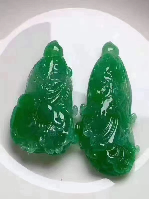 翡翠精雕一对小摆件，可把玩  信与不信，在于‭心内‬‬的强大与否。 当你内心‭比无‬‬强大的时候， ‭满充‬‬着的永远是正能量。 人生不‭要需‬‬向任何人交代， 但需要给自己一个交代！