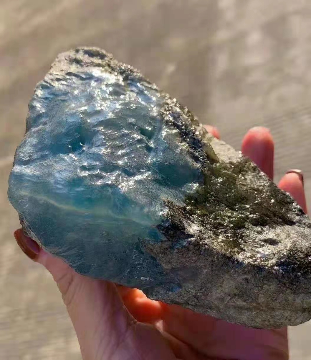 YX1431、680克，12*7*4.5cm、莫西沙蓝冰 、整块超大面积开窗、整块通透胶感十足、压灯荧光四射、超稀有的蓝冰、品质收藏货不要错过