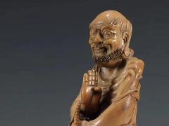 臻品 老寿山石 伏虎罗汉 摆件 规格：高18cm宽13cm厚7.3cm 重1521克 此罗汉取寿山石雕制，石质温润、柔滑、细腻。整体雕一伏虎罗汉，罗汉宽额丰容，身骑一猛虎，其身披长袍，衣褶雕刻行云流水，细致非常，此像雕刻精美，刀工细致，是一