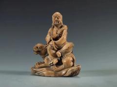 臻品 老寿山石 伏虎罗汉 摆件 规格：高18cm宽13cm厚7.3cm 重1521克 此罗汉取寿山石雕制，石质温润、柔滑、细腻。整体雕一伏虎罗汉，罗汉宽额丰容，身骑一猛虎，其身披长袍，衣褶雕刻行云流水，细致非常，此像雕刻精美，刀工细致，是一