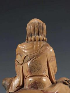 臻品 老寿山石 伏虎罗汉 摆件 规格：高18cm宽13cm厚7.3cm 重1521克 此罗汉取寿山石雕制，石质温润、柔滑、细腻。整体雕一伏虎罗汉，罗汉宽额丰容，身骑一猛虎，其身披长袍，衣褶雕刻行云流水，细致非常，此像雕刻精美，刀工细致，是一