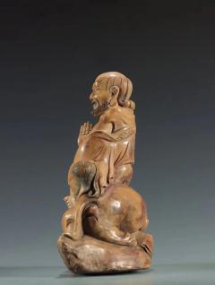 臻品 老寿山石 伏虎罗汉 摆件 规格：高18cm宽13cm厚7.3cm 重1521克 此罗汉取寿山石雕制，石质温润、柔滑、细腻。整体雕一伏虎罗汉，罗汉宽额丰容，身骑一猛虎，其身披长袍，衣褶雕刻行云流水，细致非常，此像雕刻精美，刀工细致，是一