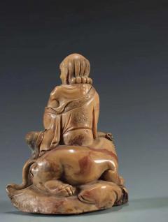 臻品 老寿山石 伏虎罗汉 摆件 规格：高18cm宽13cm厚7.3cm 重1521克 此罗汉取寿山石雕制，石质温润、柔滑、细腻。整体雕一伏虎罗汉，罗汉宽额丰容，身骑一猛虎，其身披长袍，衣褶雕刻行云流水，细致非常，此像雕刻精美，刀工细致，是一