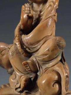 臻品 老寿山石 伏虎罗汉 摆件 规格：高18cm宽13cm厚7.3cm 重1521克 此罗汉取寿山石雕制，石质温润、柔滑、细腻。整体雕一伏虎罗汉，罗汉宽额丰容，身骑一猛虎，其身披长袍，衣褶雕刻行云流水，细致非常，此像雕刻精美，刀工细致，是一