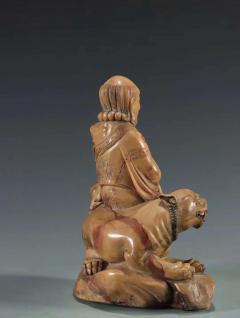 臻品 老寿山石 伏虎罗汉 摆件 规格：高18cm宽13cm厚7.3cm 重1521克 此罗汉取寿山石雕制，石质温润、柔滑、细腻。整体雕一伏虎罗汉，罗汉宽额丰容，身骑一猛虎，其身披长袍，衣褶雕刻行云流水，细致非常，此像雕刻精美，刀工细致，是一