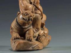 臻品 老寿山石 伏虎罗汉 摆件 规格：高18cm宽13cm厚7.3cm 重1521克 此罗汉取寿山石雕制，石质温润、柔滑、细腻。整体雕一伏虎罗汉，罗汉宽额丰容，身骑一猛虎，其身披长袍，衣褶雕刻行云流水，细致非常，此像雕刻精美，刀工细致，是一