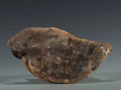 臻品 老寿山石 伏虎罗汉 摆件 规格：高18cm宽13cm厚7.3cm 重1521克 此罗汉取寿山石雕制，石质温润、柔滑、细腻。整体雕一伏虎罗汉，罗汉宽额丰容，身骑一猛虎，其身披长袍，衣褶雕刻行云流水，细致非常，此像雕刻精美，刀工细致，是一