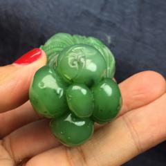 极品大漏，这是和田碧玉阳绿色白菜，招财进宝，守护平安，立体雕刻大气有型，品质非常牛，栩栩如生，大气完美，这款非常的给力哦，价格3200
