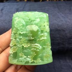 这款是真正的苹果绿的，一个雕刻长寿松指日高升的寓意，而且是那种老料的极品的老坑料，收藏级的一款了，今天的价格真的是太给力了，否则正常都到不了这么便宜，尺寸58.40.13，58克，价格4600