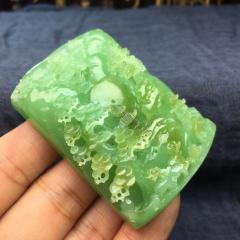 这款是真正的苹果绿的，一个雕刻长寿松指日高升的寓意，而且是那种老料的极品的老坑料，收藏级的一款了，今天的价格真的是太给力了，否则正常都到不了这么便宜，尺寸58.40.13，58克，价格4600